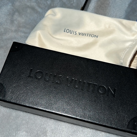 Shades - Picture 6 of 6